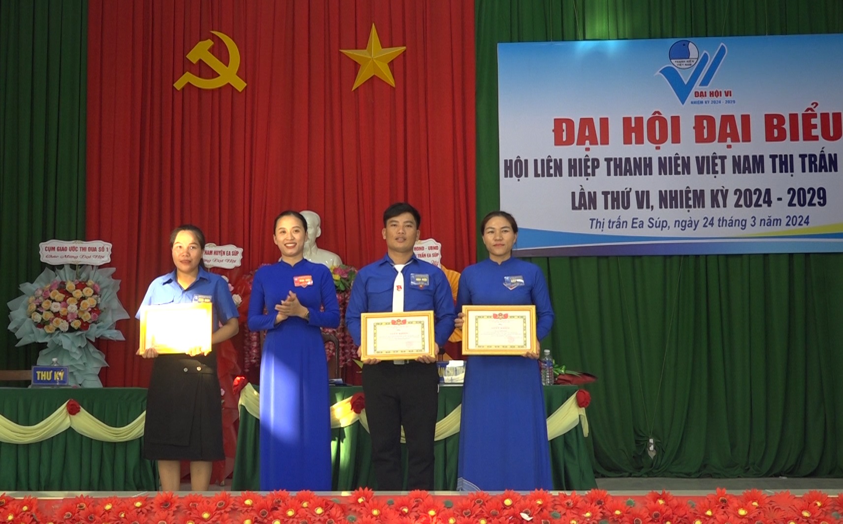 HỘI lhtn HUYỆN TẶNG GIẤY KHEN